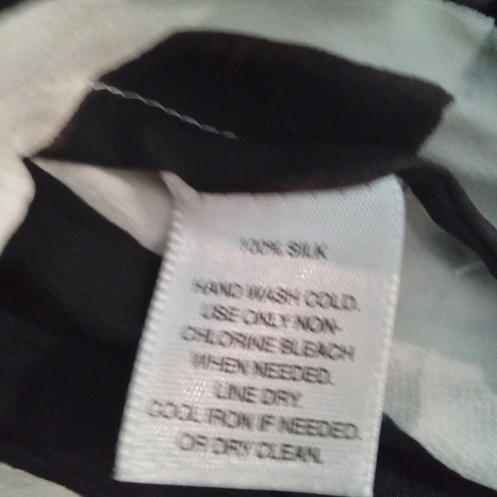 2-$10...White House Black Market Sz XS Sleeveless Black & White Checkered Blouse - Picture 6 of 6